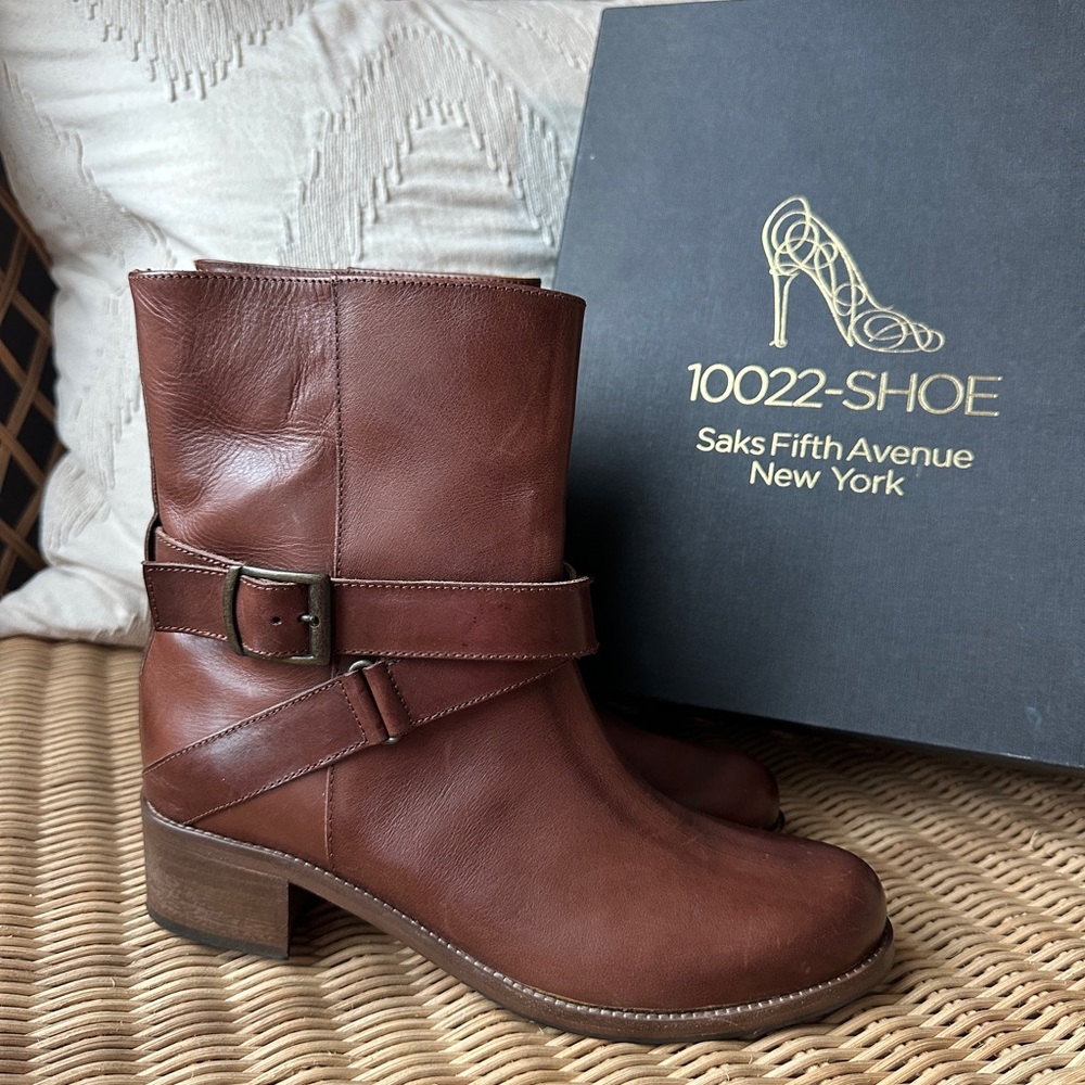 10022-SHOE SAKS FIFTH AVENUE BROWN LEATHER SHORT BUCKLE BOOTS